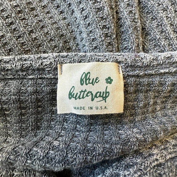 NWOT | GRAY LONG SLEEVE WAFFLE KNIT BABYDOLL TOP BUTTON FRONT V-NECK | SMALL - Picture 10 of 10